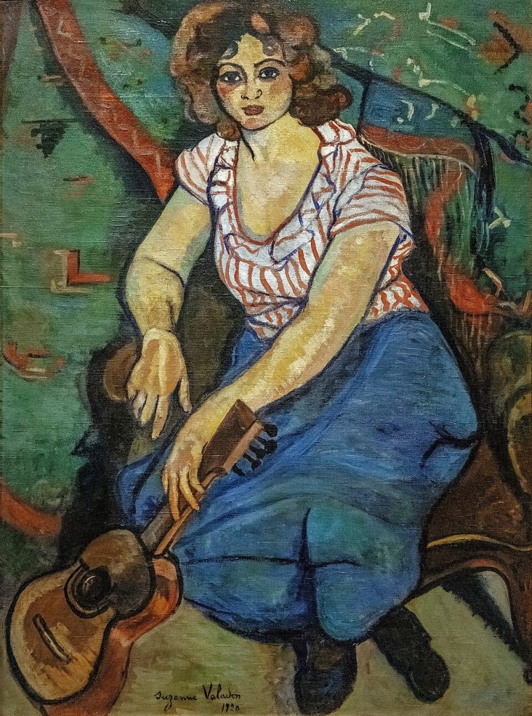 Femme tenant une guitare, peinture à l’huile de Suzanne Valadon, représentation figurative d’une musicienne assise
