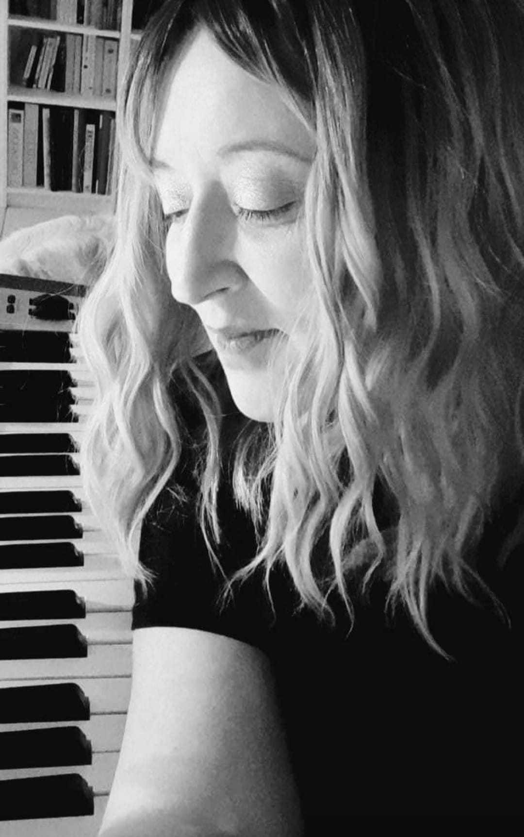 DAM KAT artiste peintre et musicienne dans son atelier en 2023