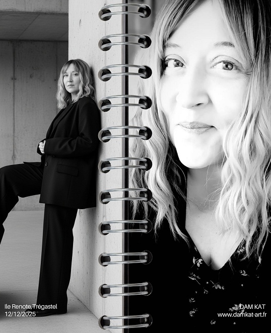 DAM KAT Artiste peintre et musicienne dans son atelier en Bretagne, musique, illustration, peinture, photographie en noir et blanc