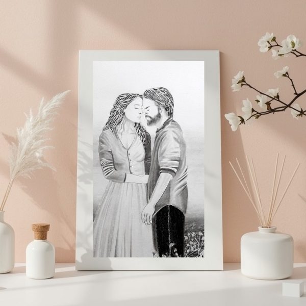 Dessin en noir et blanc d’un couple amoureux, encadré et posé sur une étagère en décoration intérieure