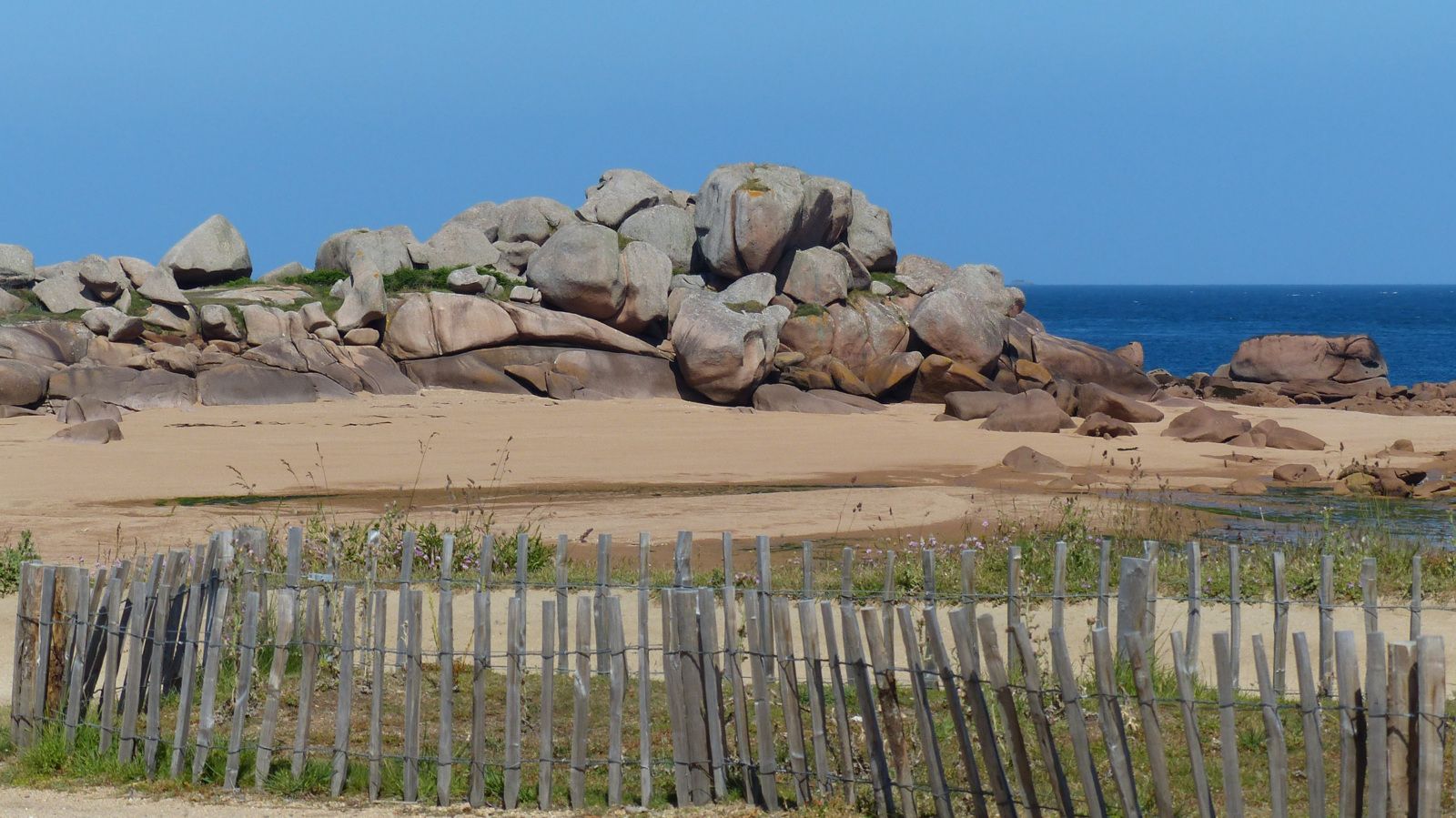 Paysage de Tregastel avec DAM KAT en dessin Paysage de Tregastel avec DAM KAT en dessin